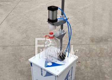 Halb automatische pneumatische Flaschen-Verpackungsmaschine für die Fässer, die Kappen drücken