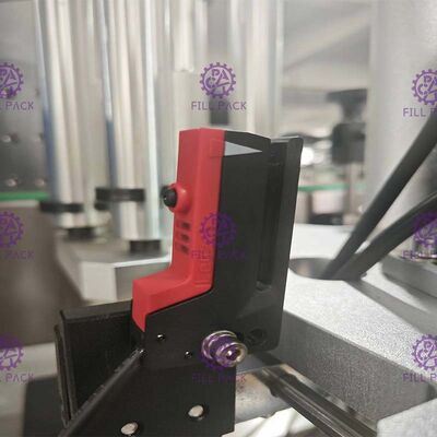 Einzelner klebender Hauptaufkleber-Etikettiermaschine 50BPM für runde Flasche