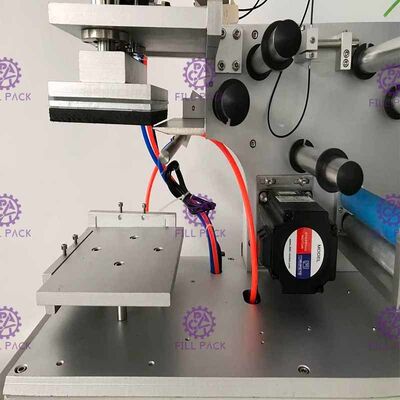 Quadrat-flache Flaschen-Etikettiermaschine 2000BPH rüttelt den klebenden automatischen Aufkleber halb