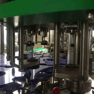 Bier-Füllmaschine-Getränkeflaschenreinigungs-füllende mit einer Kappe bedeckende Ausrüstung 2000BPH Full Auto