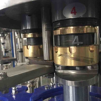 Bier-Füllmaschine-Getränkeflaschenreinigungs-füllende mit einer Kappe bedeckende Ausrüstung 2000BPH Full Auto