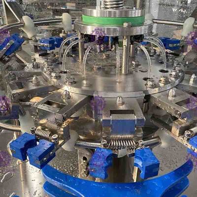 Automatische gekohlte Getränk-funkelndes Wasser-Füllmaschine-Linie 4000BPH 2L mit Zug Ring Cap