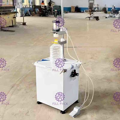 Halb automatische pneumatische Flaschen-Verpackungsmaschine für die Fässer, die Kappen drücken