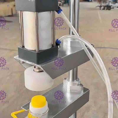 Halb automatische pneumatische Flaschen-Verpackungsmaschine für die Fässer, die Kappen drücken