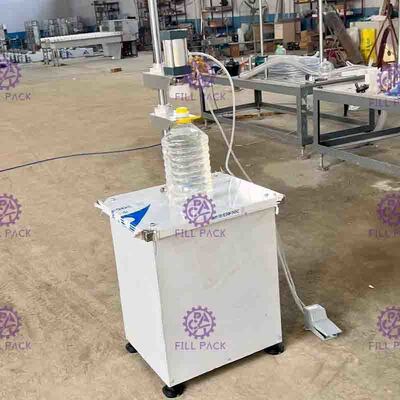 Halb automatische pneumatische Flaschen-Verpackungsmaschine für die Fässer, die Kappen drücken