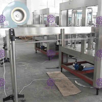 Flüssige Füllmaschine Monoblock, 5 in 1 Plastikflaschen-Massen-Saft-Füller