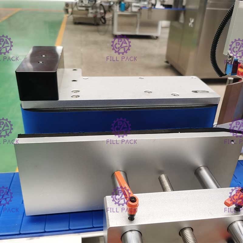 SUS304 40m/Min Flat Bottle Labeling Machine, quadratischer Flaschen-Aufkleber-Applikator