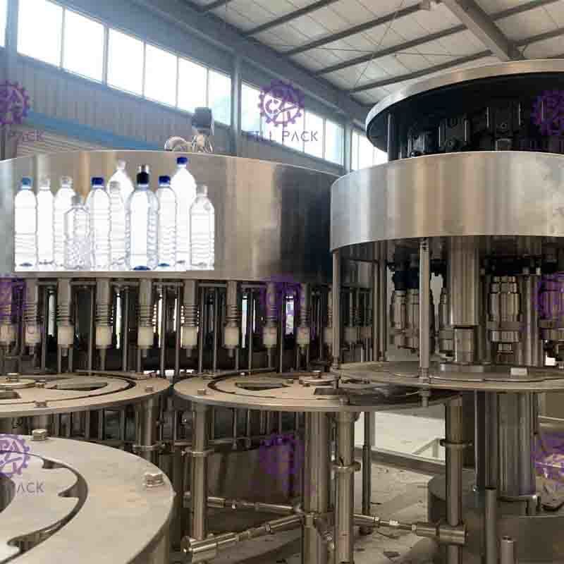Bedeckte Hygeian-HAUSTIER Flaschen-Wasser-Spitzenfüllmaschine 15000BPH 32 geht PLC-Operation voran